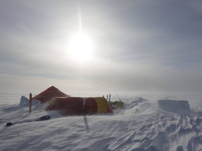 Ekspedisjonen opplevde nattetemperaturer ned mot 30 minusgrader og vind opp mot 20 meter i sekundet. Foto: Vegard Ulvang, UiT 
